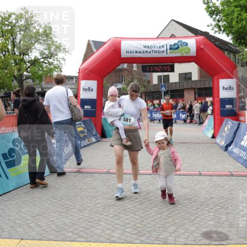 10.05.2026 - 8. Wedeler Halbmarathon Yannick Fuchs http://msf.ph/oto/9728594 10.05.2026 11:42:44 Ziel 106, 458, 581, 589, 2035 meine-sportfotos.de