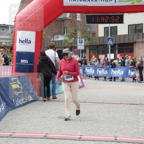 10.05.2026 - 8. Wedeler Halbmarathon Yannick Fuchs http://msf.ph/oto/9728712 10.05.2026 11:42:51 Ziel 2059 meine-sportfotos.de