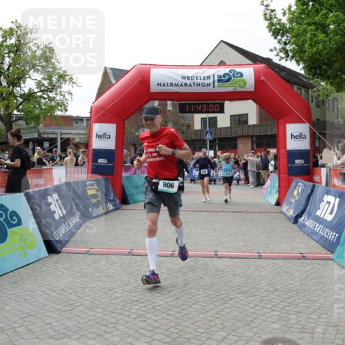 10.05.2026 - 8. Wedeler Halbmarathon Yannick Fuchs http://msf.ph/oto/9728834 10.05.2026 11:42:58 Ziel 109, 128, 906 meine-sportfotos.de