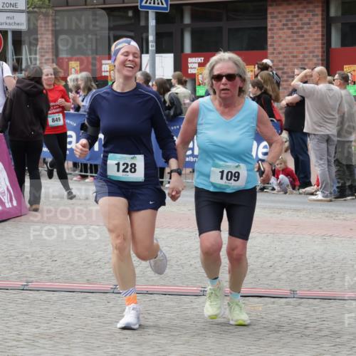 10.05.2026 - 8. Wedeler Halbmarathon Yannick Fuchs http://msf.ph/oto/9728844 10.05.2026 11:43:00 Ziel 109, 128, 649, 650, 849, 906 meine-sportfotos.de