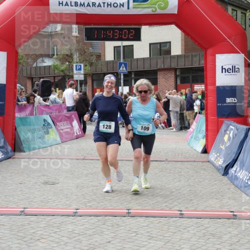 10.05.2026 - 8. Wedeler Halbmarathon Yannick Fuchs http://msf.ph/oto/9728865 10.05.2026 11:43:00 Ziel 109, 128, 649, 650, 849, 906 meine-sportfotos.de