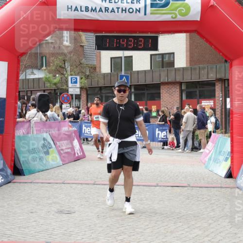 10.05.2026 - 8. Wedeler Halbmarathon Yannick Fuchs http://msf.ph/oto/9729346 10.05.2026 11:43:29 Ziel 400, 422, 646, 647, 648 meine-sportfotos.de