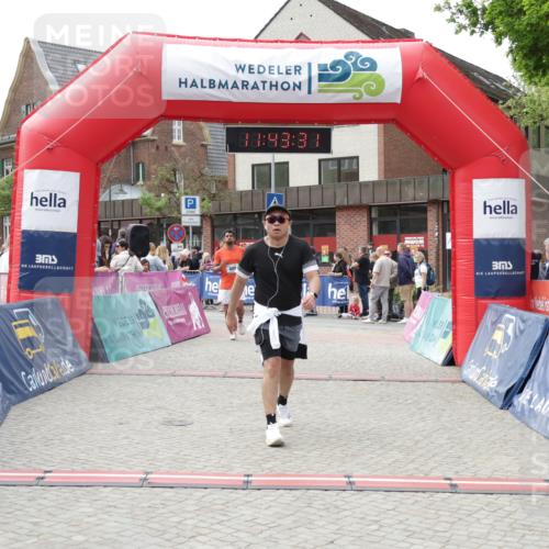 10.05.2026 - 8. Wedeler Halbmarathon Yannick Fuchs http://msf.ph/oto/9729357 10.05.2026 11:43:30 Ziel 400, 422 meine-sportfotos.de