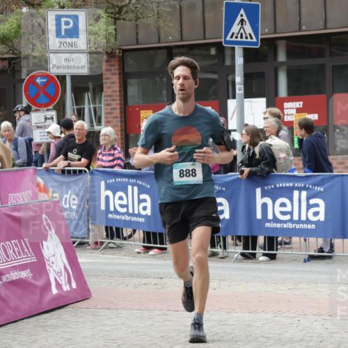 10.05.2026 - 8. Wedeler Halbmarathon Yannick Fuchs http://msf.ph/oto/9729596 10.05.2026 11:43:48 Ziel 952, 2149 meine-sportfotos.de