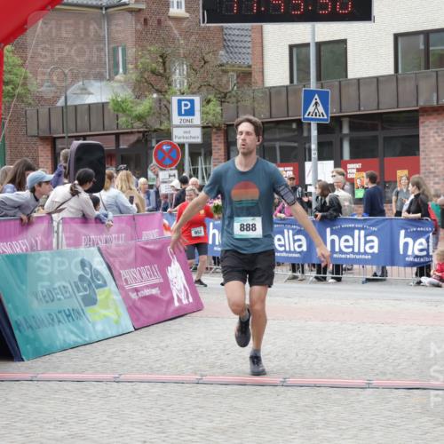 10.05.2026 - 8. Wedeler Halbmarathon Yannick Fuchs http://msf.ph/oto/9729608 10.05.2026 11:43:48 Ziel 952, 2149 meine-sportfotos.de
