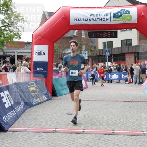 10.05.2026 - 8. Wedeler Halbmarathon Yannick Fuchs http://msf.ph/oto/9729647 10.05.2026 11:43:50 Ziel 952, 2149 meine-sportfotos.de