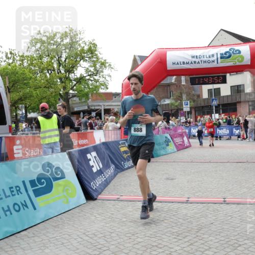10.05.2026 - 8. Wedeler Halbmarathon Yannick Fuchs http://msf.ph/oto/9729669 10.05.2026 11:43:50 Ziel 952, 2149 meine-sportfotos.de