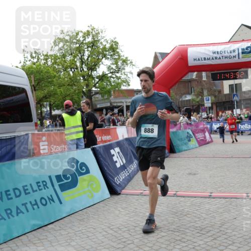 10.05.2026 - 8. Wedeler Halbmarathon Yannick Fuchs http://msf.ph/oto/9729674 10.05.2026 11:43:51 Ziel 952 meine-sportfotos.de