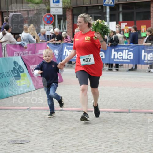 10.05.2026 - 8. Wedeler Halbmarathon Yannick Fuchs http://msf.ph/oto/9729717 10.05.2026 11:43:53 Ziel 952 meine-sportfotos.de