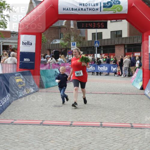 10.05.2026 - 8. Wedeler Halbmarathon Yannick Fuchs http://msf.ph/oto/9729737 10.05.2026 11:43:53 Ziel 952 meine-sportfotos.de