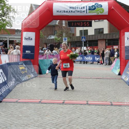 10.05.2026 - 8. Wedeler Halbmarathon Yannick Fuchs http://msf.ph/oto/9729742 10.05.2026 11:43:54 Ziel 952, 1007 meine-sportfotos.de