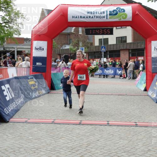 10.05.2026 - 8. Wedeler Halbmarathon Yannick Fuchs http://msf.ph/oto/9729747 10.05.2026 11:43:54 Ziel 952, 1007 meine-sportfotos.de