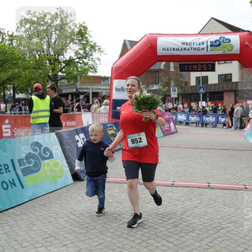 10.05.2026 - 8. Wedeler Halbmarathon Yannick Fuchs http://msf.ph/oto/9729782 10.05.2026 11:43:55 Ziel 952, 1007 meine-sportfotos.de