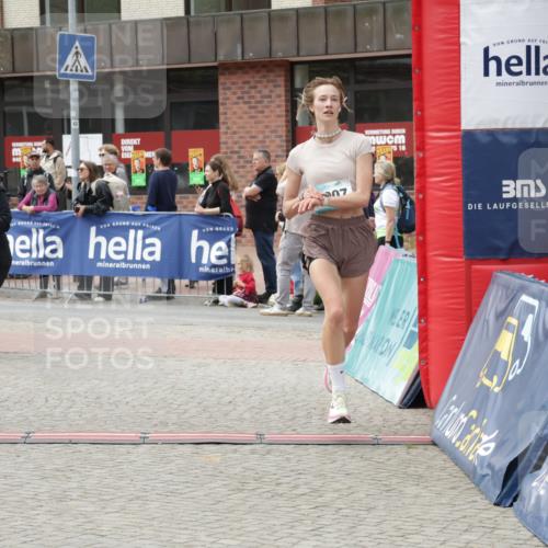10.05.2026 - 8. Wedeler Halbmarathon Yannick Fuchs http://msf.ph/oto/9729813 10.05.2026 11:43:58 Ziel 921, 952, 1007, 2022 meine-sportfotos.de