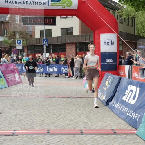 10.05.2026 - 8. Wedeler Halbmarathon Yannick Fuchs http://msf.ph/oto/9729827 10.05.2026 11:43:58 Ziel 921, 952, 1007, 2022 meine-sportfotos.de