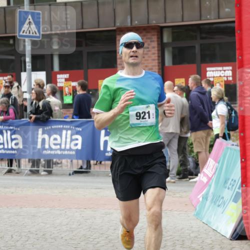 10.05.2026 - 8. Wedeler Halbmarathon Yannick Fuchs http://msf.ph/oto/9729892 10.05.2026 11:44:02 Ziel 921, 1007, 1016, 2022 meine-sportfotos.de