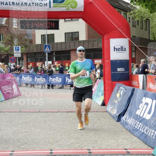 10.05.2026 - 8. Wedeler Halbmarathon Yannick Fuchs http://msf.ph/oto/9729907 10.05.2026 11:44:02 Ziel 921, 1007, 1016, 2022 meine-sportfotos.de