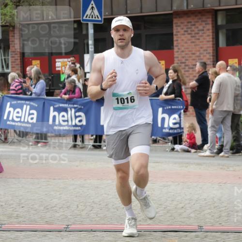 10.05.2026 - 8. Wedeler Halbmarathon Yannick Fuchs http://msf.ph/oto/9729949 10.05.2026 11:44:05 Ziel 921, 1016, 2022 meine-sportfotos.de