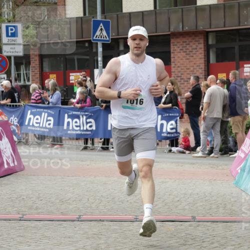 10.05.2026 - 8. Wedeler Halbmarathon Yannick Fuchs http://msf.ph/oto/9729955 10.05.2026 11:44:05 Ziel 921, 1016, 2022 meine-sportfotos.de