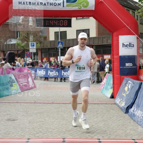 10.05.2026 - 8. Wedeler Halbmarathon Yannick Fuchs http://msf.ph/oto/9729971 10.05.2026 11:44:06 Ziel 195, 921, 1016, 2022 meine-sportfotos.de