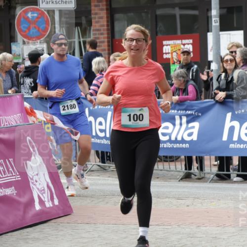 10.05.2026 - 8. Wedeler Halbmarathon Yannick Fuchs http://msf.ph/oto/9730060 10.05.2026 11:44:16 Ziel 100, 195, 2180 meine-sportfotos.de