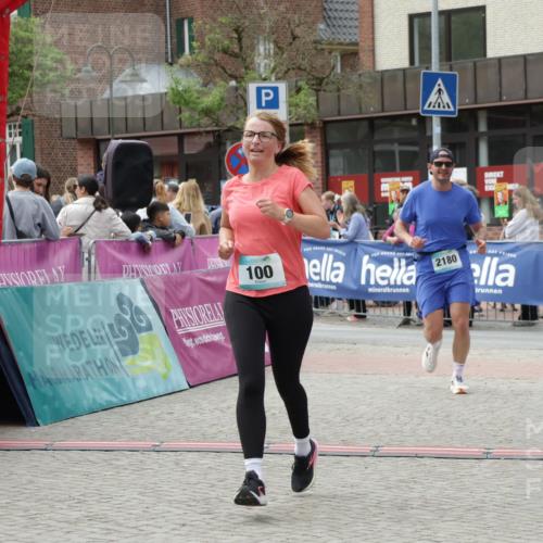 10.05.2026 - 8. Wedeler Halbmarathon Yannick Fuchs http://msf.ph/oto/9730103 10.05.2026 11:44:18 Ziel 100, 258, 2180 meine-sportfotos.de