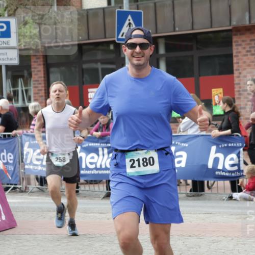 10.05.2026 - 8. Wedeler Halbmarathon Yannick Fuchs http://msf.ph/oto/9730118 10.05.2026 11:44:19 Ziel 100, 258, 2180, 2202 meine-sportfotos.de