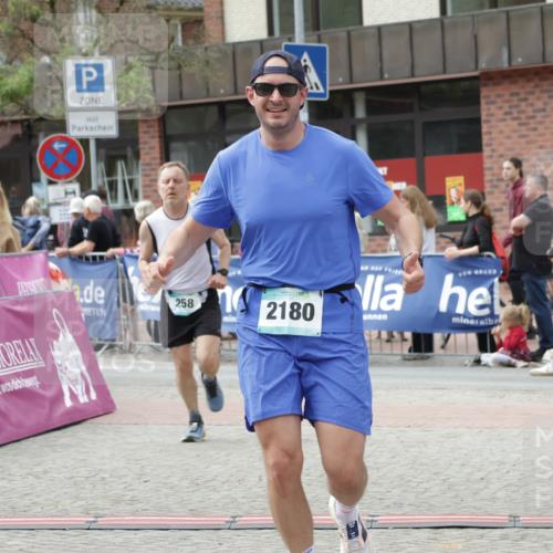 10.05.2026 - 8. Wedeler Halbmarathon Yannick Fuchs http://msf.ph/oto/9730129 10.05.2026 11:44:20 Ziel 100, 258, 2180, 2202 meine-sportfotos.de