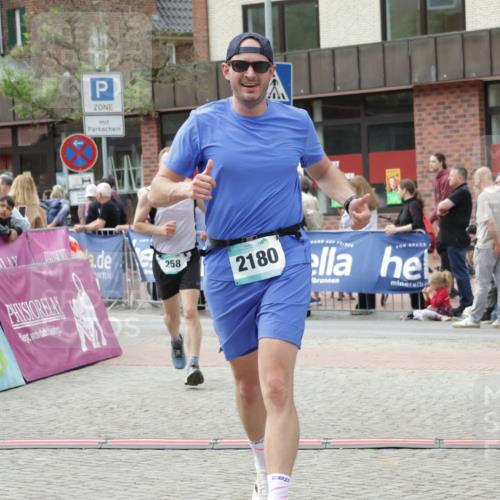 10.05.2026 - 8. Wedeler Halbmarathon Yannick Fuchs http://msf.ph/oto/9730133 10.05.2026 11:44:20 Ziel 100, 258, 2180, 2202 meine-sportfotos.de