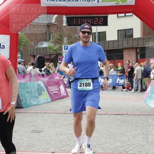 10.05.2026 - 8. Wedeler Halbmarathon Yannick Fuchs http://msf.ph/oto/9730151 10.05.2026 11:44:21 Ziel 100, 258, 2180, 2202 meine-sportfotos.de