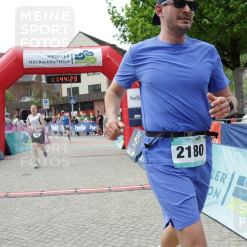 10.05.2026 - 8. Wedeler Halbmarathon Yannick Fuchs http://msf.ph/oto/9730190 10.05.2026 11:44:22 Ziel 100, 258, 2180, 2202 meine-sportfotos.de