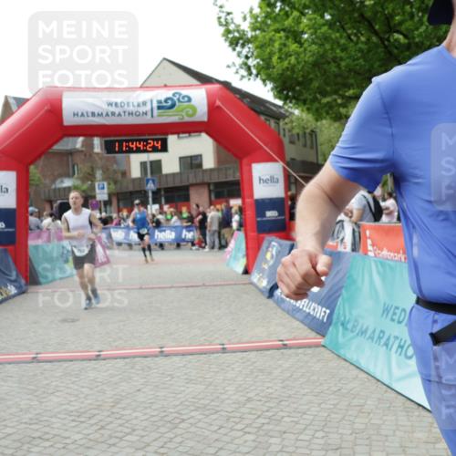 10.05.2026 - 8. Wedeler Halbmarathon Yannick Fuchs http://msf.ph/oto/9730195 10.05.2026 11:44:22 Ziel 100, 258, 2180, 2202 meine-sportfotos.de