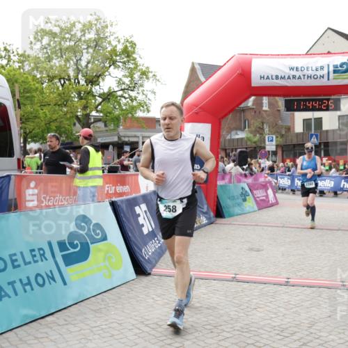 10.05.2026 - 8. Wedeler Halbmarathon Yannick Fuchs http://msf.ph/oto/9730226 10.05.2026 11:44:23 Ziel 100, 258, 2180, 2202 meine-sportfotos.de