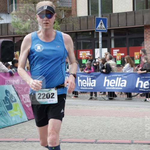 10.05.2026 - 8. Wedeler Halbmarathon Yannick Fuchs http://msf.ph/oto/9730238 10.05.2026 11:44:25 Ziel 258, 2180, 2202 meine-sportfotos.de