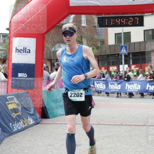 10.05.2026 - 8. Wedeler Halbmarathon Yannick Fuchs http://msf.ph/oto/9730246 10.05.2026 11:44:25 Ziel 258, 2180, 2202 meine-sportfotos.de