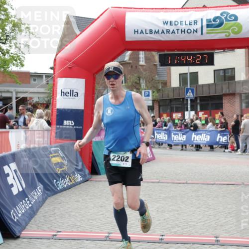 10.05.2026 - 8. Wedeler Halbmarathon Yannick Fuchs http://msf.ph/oto/9730250 10.05.2026 11:44:25 Ziel 258, 2180, 2202 meine-sportfotos.de