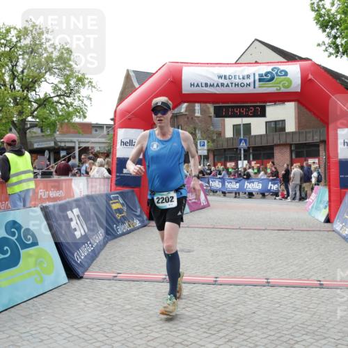 10.05.2026 - 8. Wedeler Halbmarathon Yannick Fuchs http://msf.ph/oto/9730255 10.05.2026 11:44:25 Ziel 258, 2180, 2202 meine-sportfotos.de