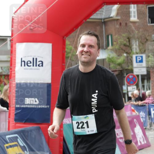 10.05.2026 - 8. Wedeler Halbmarathon Yannick Fuchs http://msf.ph/oto/9730423 10.05.2026 11:44:36 Ziel 221, 907 meine-sportfotos.de
