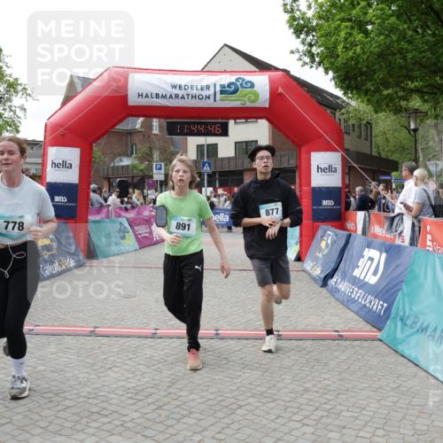 10.05.2026 - 8. Wedeler Halbmarathon Yannick Fuchs http://msf.ph/oto/9730544 10.05.2026 11:44:44 Ziel 778, 877 meine-sportfotos.de