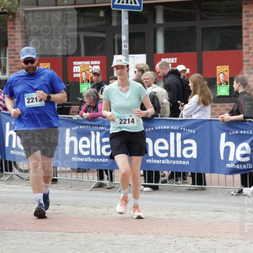 10.05.2026 - 8. Wedeler Halbmarathon Yannick Fuchs http://msf.ph/oto/9730569 10.05.2026 11:44:49 Ziel 2213, 2214 meine-sportfotos.de