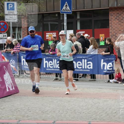 10.05.2026 - 8. Wedeler Halbmarathon Yannick Fuchs http://msf.ph/oto/9730579 10.05.2026 11:44:49 Ziel 2213, 2214 meine-sportfotos.de