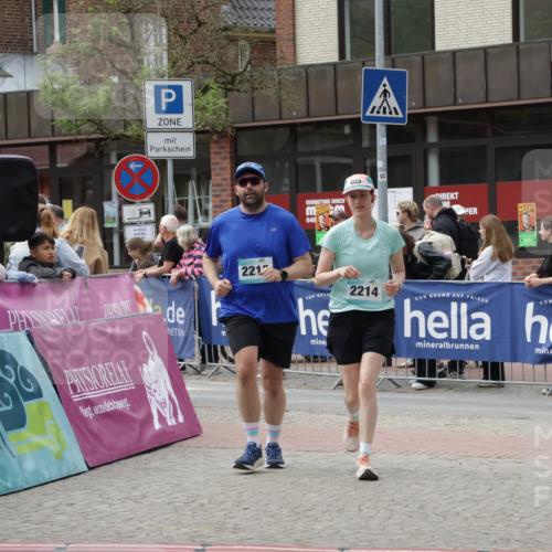 10.05.2026 - 8. Wedeler Halbmarathon Yannick Fuchs http://msf.ph/oto/9730592 10.05.2026 11:44:50 Ziel 2213, 2214 meine-sportfotos.de