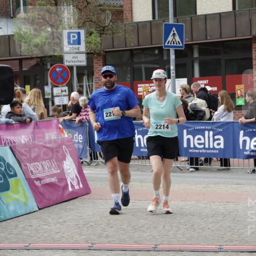 10.05.2026 - 8. Wedeler Halbmarathon Yannick Fuchs http://msf.ph/oto/9730598 10.05.2026 11:44:50 Ziel 2213, 2214 meine-sportfotos.de