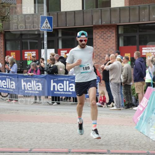 10.05.2026 - 8. Wedeler Halbmarathon Yannick Fuchs http://msf.ph/oto/9730660 10.05.2026 11:44:55 Ziel 49, 50, 189, 472, 823, 2213, 2214 meine-sportfotos.de