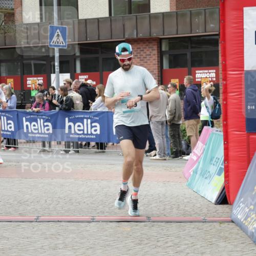 10.05.2026 - 8. Wedeler Halbmarathon Yannick Fuchs http://msf.ph/oto/9730670 10.05.2026 11:44:55 Ziel 49, 50, 189, 472, 823, 2213, 2214 meine-sportfotos.de