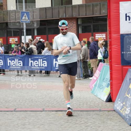 10.05.2026 - 8. Wedeler Halbmarathon Yannick Fuchs http://msf.ph/oto/9730675 10.05.2026 11:44:56 Ziel 49, 50, 189, 472, 823, 2213, 2214 meine-sportfotos.de