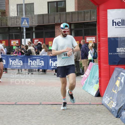 10.05.2026 - 8. Wedeler Halbmarathon Yannick Fuchs http://msf.ph/oto/9730679 10.05.2026 11:44:56 Ziel 49, 50, 189, 472, 823, 2213, 2214 meine-sportfotos.de