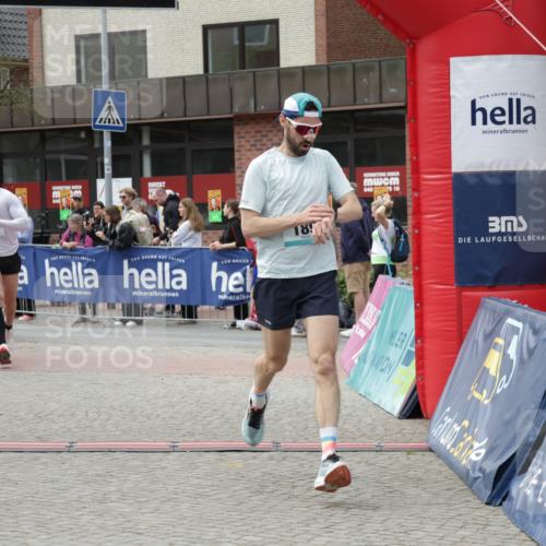 10.05.2026 - 8. Wedeler Halbmarathon Yannick Fuchs http://msf.ph/oto/9730685 10.05.2026 11:44:56 Ziel 49, 50, 189, 472, 823, 2213, 2214 meine-sportfotos.de