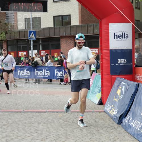 10.05.2026 - 8. Wedeler Halbmarathon Yannick Fuchs http://msf.ph/oto/9730689 10.05.2026 11:44:56 Ziel 49, 50, 189, 472, 823, 2213, 2214 meine-sportfotos.de