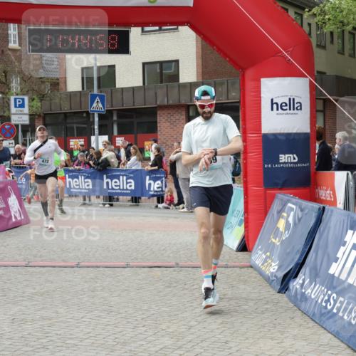10.05.2026 - 8. Wedeler Halbmarathon Yannick Fuchs http://msf.ph/oto/9730695 10.05.2026 11:44:56 Ziel 49, 50, 189, 472, 823, 2213, 2214 meine-sportfotos.de
